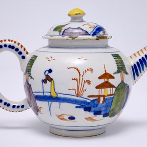 A polychrome Dutch Delft chinoiserie teapot and cover, 18th C. — 照片 4