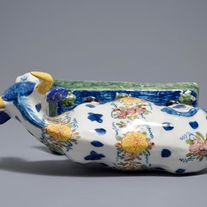 A polychrome Dutch Delft cow on a base with frogs, 18th C. — 照片 6