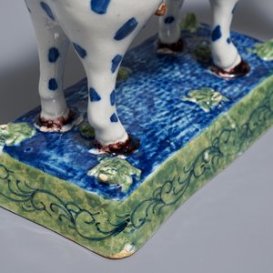 A polychrome Dutch Delft cow on a base with frogs, 18th C. — 照片 7