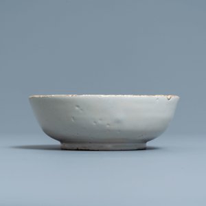 A polychrome Dutch Delft deep saucer dish inscribed 'Jakop rebel', 18th C. — 照片 5