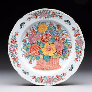 * A polychrome Dutch Delft doré 'flower basket' dish, 18th C. — photo 1