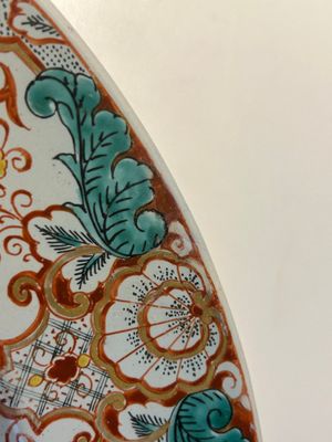 A polychrome Dutch Delft doré Kakiemon-style dish, 18th C. — 照片 1