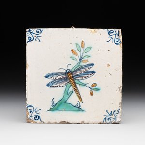 A polychrome Dutch Delft 'dragonfly' tile, 17th C. — photo 1