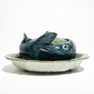 A polychrome Dutch Delft eel-shaped tureen and cover on stand, 18th C. — photo 2