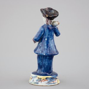 A polychrome Dutch Delft figure of a fish seller, 18th C. — 照片 3
