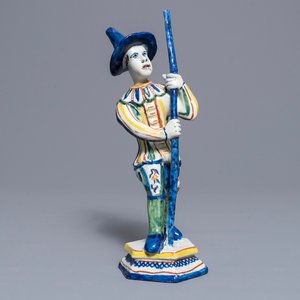 A polychrome Dutch Delft figure of a gondolier from the Commedia dell'arte, 18th C. — 照片 1