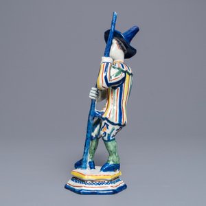 A polychrome Dutch Delft figure of a gondolier from the Commedia dell'arte, 18th C. — 照片 3