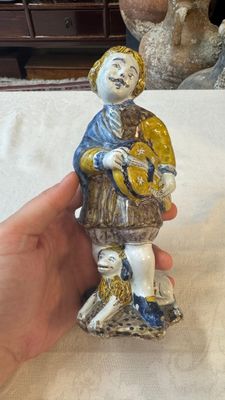 A polychrome Dutch Delft figure of a hurdy-gurdy player with a dog — 照片 1