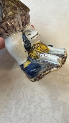 A polychrome Dutch Delft figure of a hurdy-gurdy player with a dog — 照片 11