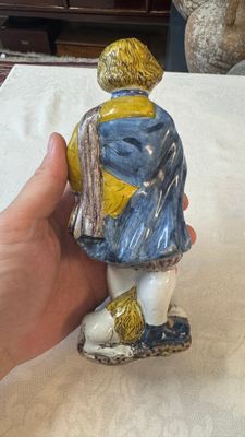 A polychrome Dutch Delft figure of a hurdy-gurdy player with a dog — 照片 12