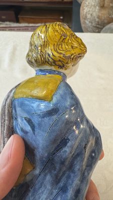 A polychrome Dutch Delft figure of a hurdy-gurdy player with a dog — 照片 15