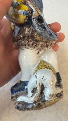 A polychrome Dutch Delft figure of a hurdy-gurdy player with a dog — 照片 19