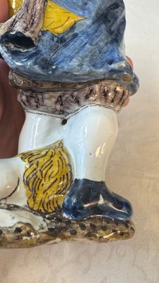 A polychrome Dutch Delft figure of a hurdy-gurdy player with a dog — 照片 20
