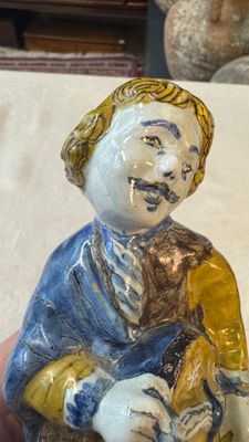 A polychrome Dutch Delft figure of a hurdy-gurdy player with a dog — 照片 2