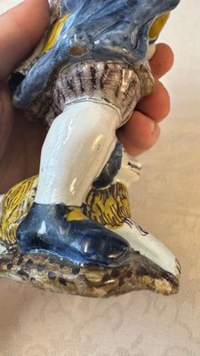 A polychrome Dutch Delft figure of a hurdy-gurdy player with a dog — 照片 21