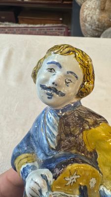 A polychrome Dutch Delft figure of a hurdy-gurdy player with a dog — 照片 3