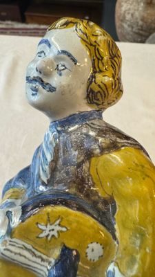 A polychrome Dutch Delft figure of a hurdy-gurdy player with a dog — 照片 4