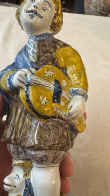 A polychrome Dutch Delft figure of a hurdy-gurdy player with a dog — 照片 5