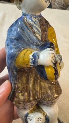 A polychrome Dutch Delft figure of a hurdy-gurdy player with a dog — 照片 6