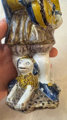 A polychrome Dutch Delft figure of a hurdy-gurdy player with a dog — 照片 7