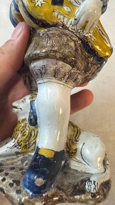 A polychrome Dutch Delft figure of a hurdy-gurdy player with a dog — 照片 8