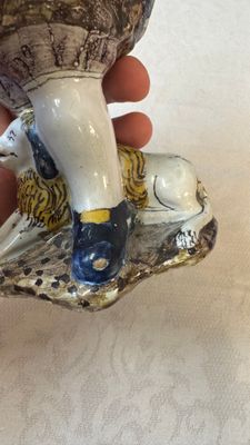 A polychrome Dutch Delft figure of a hurdy-gurdy player with a dog — 照片 9