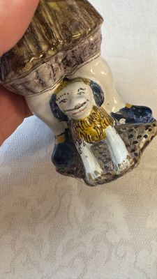 A polychrome Dutch Delft figure of a hurdy-gurdy player with a dog — 照片 10