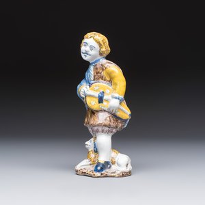 A polychrome Dutch Delft figure of a hurdy-gurdy player with a dog — 照片 2