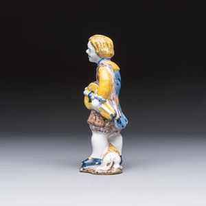 A polychrome Dutch Delft figure of a hurdy-gurdy player with a dog — 照片 3