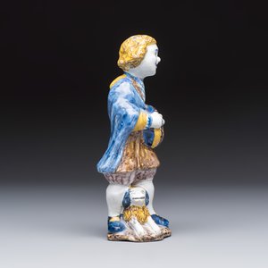 A polychrome Dutch Delft figure of a hurdy-gurdy player with a dog — 照片 5