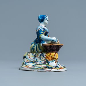 A polychrome Dutch Delft figure of a lady selling flowers, 18th C. — 照片 3
