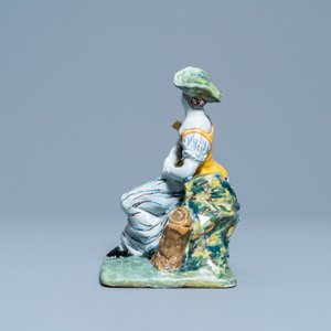 A polychrome Dutch Delft figure of a seated lady, 18th C. — 照片 3