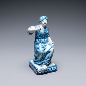 A polychrome Dutch Delft figure of a seated man and a blue and white one of a seated lady, 18th C. — photo 9