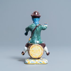 A polychrome Dutch Delft figure of a wine drinker on a barrel inscribed 'Rood Wyn', 18th C. — 照片 3