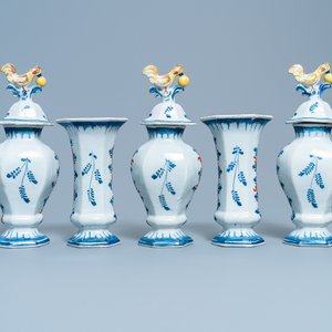 A polychrome Dutch Delft five-piece garniture with chicken-shaped finials, 18th C. — 照片 3