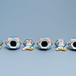 A polychrome Dutch Delft five-piece garniture with chicken-shaped finials, 18th C. — 照片 5