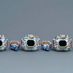 A polychrome Dutch Delft five-piece garniture with romantic design, 18th C. — photo 5