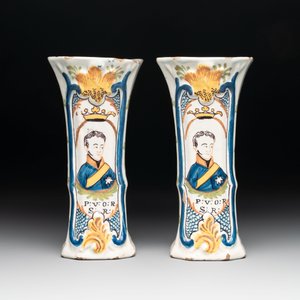 A polychrome Dutch Delft five-piece garniture with the portrait of William I of The Netherlands, early 19th C. — photo 2
