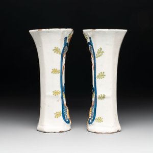 A polychrome Dutch Delft five-piece garniture with the portrait of William I of The Netherlands, early 19th C. — photo 3
