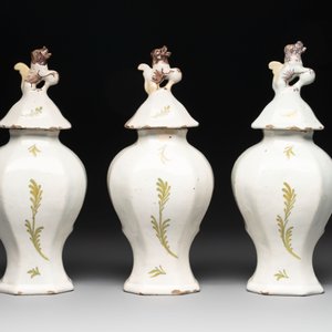 A polychrome Dutch Delft five-piece garniture with the portrait of William I of The Netherlands, early 19th C. — photo 10