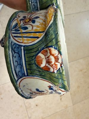 A polychrome Dutch Delft 'Four hearts' oil and vinegar set — photo 11