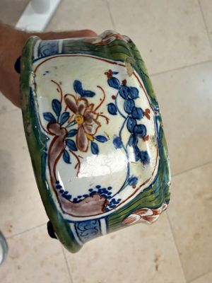 A polychrome Dutch Delft 'Four hearts' oil and vinegar set — photo 12