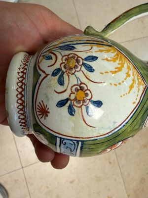 A polychrome Dutch Delft 'Four hearts' oil and vinegar set — photo 6