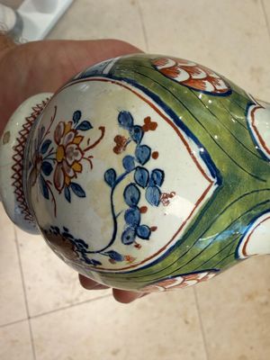 A polychrome Dutch Delft 'Four hearts' oil and vinegar set — photo 7