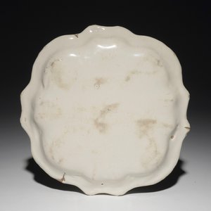 A polychrome Dutch Delft "Four-hearts" plate and a quatrefoil white Delft plate, 18th C. — photo 5
