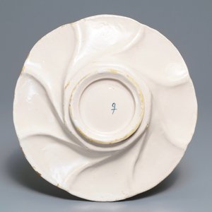 A polychrome Dutch Delft gadrooned 'Queen Mary' dish, 17th C. — 照片 2