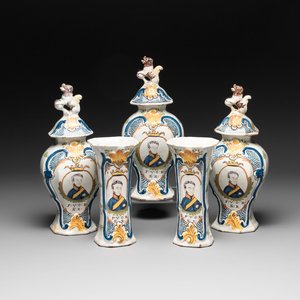 A polychrome Dutch Delft garniture of five vases with the portrait of William I of The Netherlands, early 19th C. — 照片 1