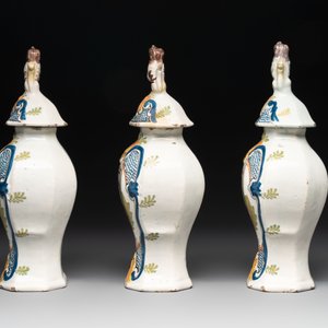 A polychrome Dutch Delft garniture of five vases with the portrait of William I of The Netherlands, early 19th C. — 照片 11