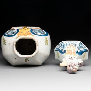 A polychrome Dutch Delft garniture of five vases with the portrait of William I of The Netherlands, early 19th C. — 照片 14