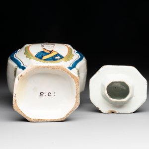 A polychrome Dutch Delft garniture of five vases with the portrait of William I of The Netherlands, early 19th C. — 照片 15